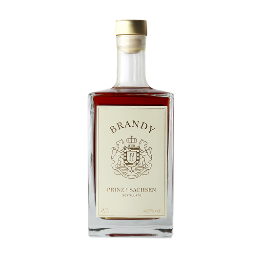 Fruchtiger Brandy in eleganter Glasflasche