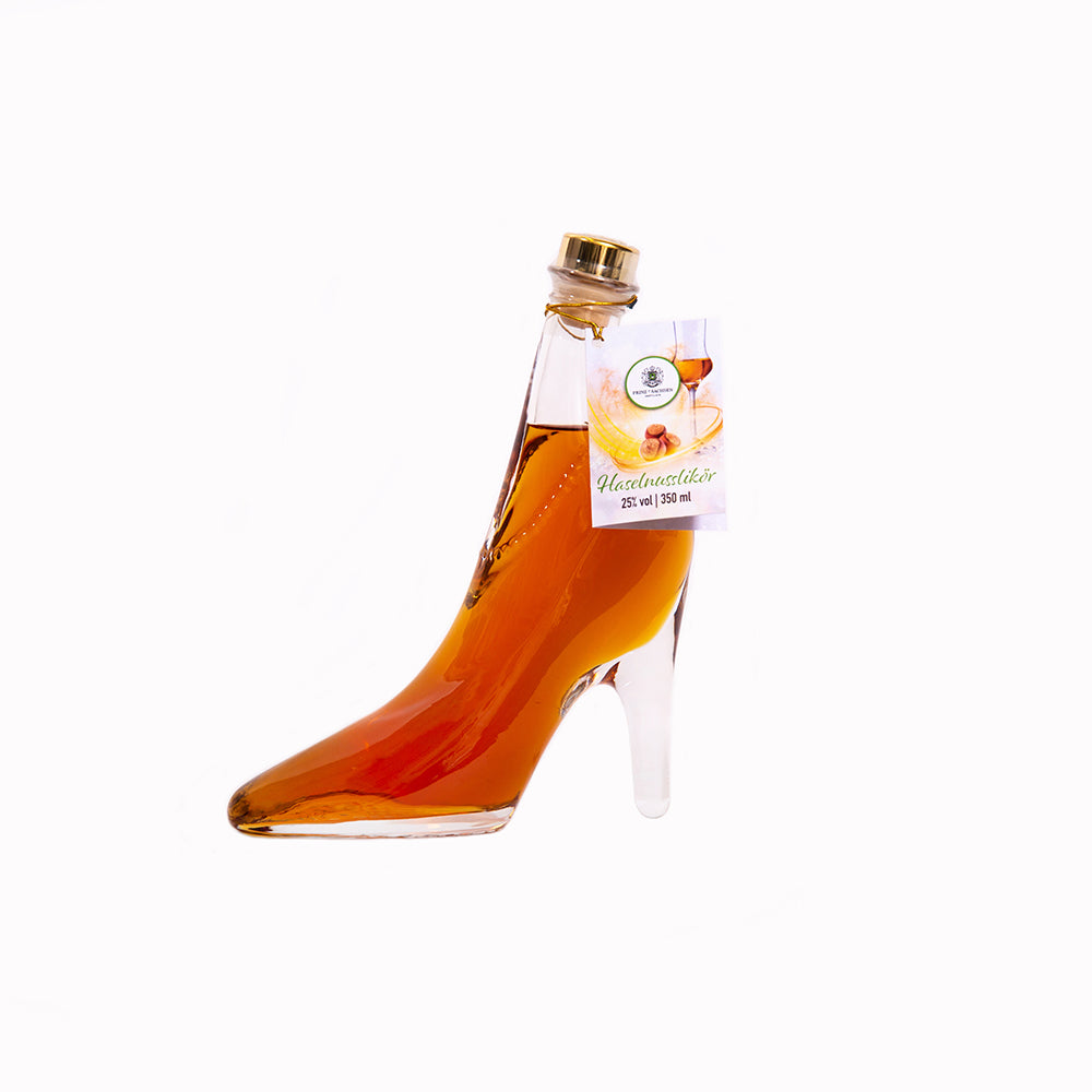 Haselnusslikör in dekorativer Schuhflasche