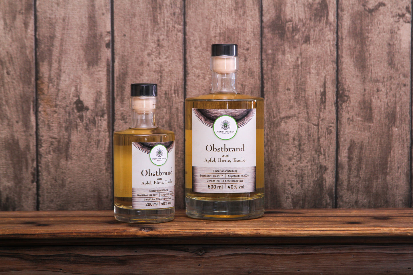 Obstbrand-Flasche – klarer, fruchtiger Schnaps aus besten Früchten